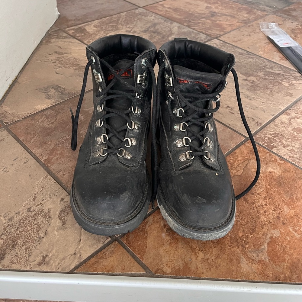 Harley Davidson riding boots 
Black
Men 8 1/2
Worn few times 
Sl scuffs on toes